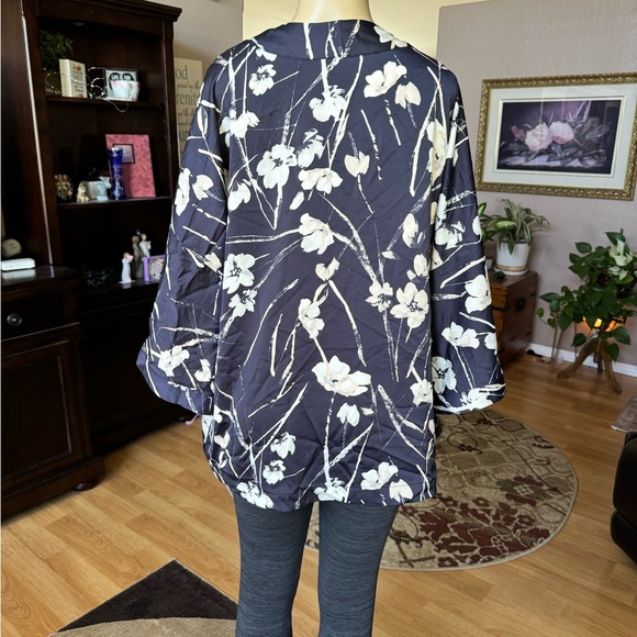 Paraphrase silky blue & white short sleeve cardigan-size L - Picture 2 of 9